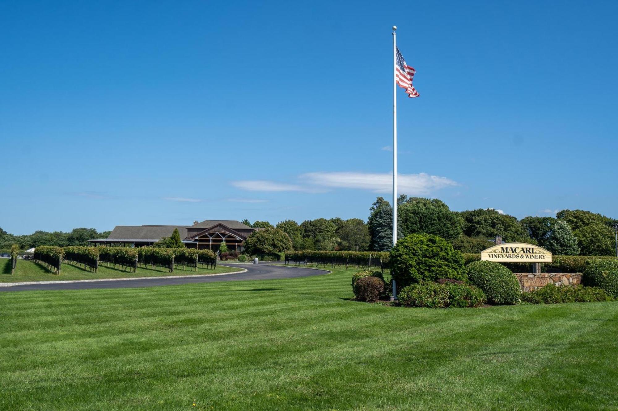 Large Modern North Fork Barn:Vineyards In Backyard, Harbes Farms Villa Mattituck Exteriör bild