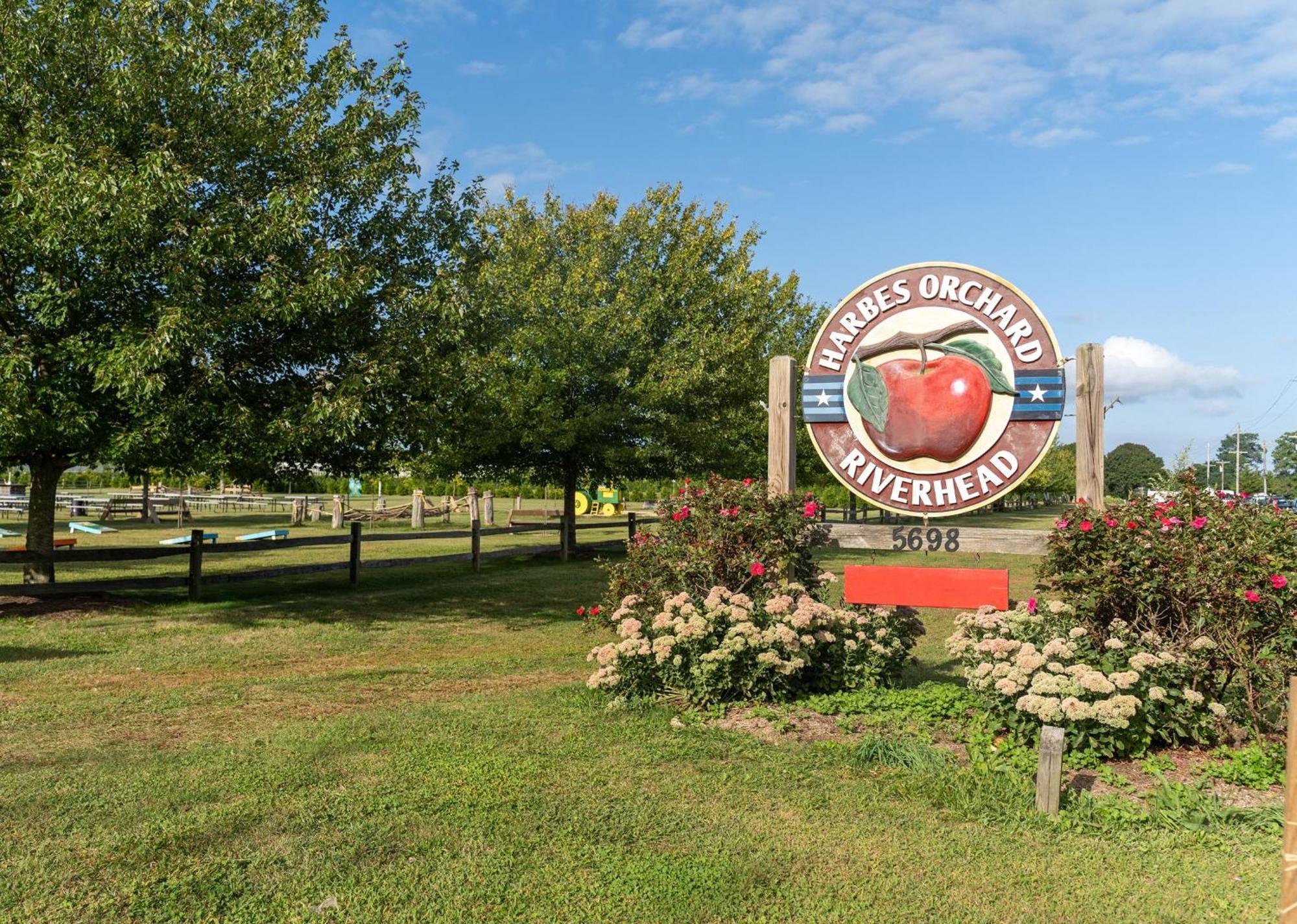 Large Modern North Fork Barn:Vineyards In Backyard, Harbes Farms Villa Mattituck Exteriör bild